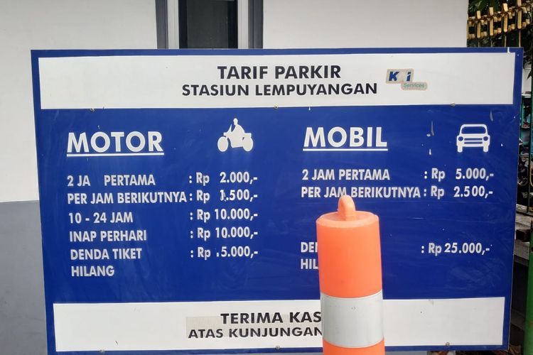 Papan informasi tarif parkir kendaraan di Stasiun Lempuyangan.