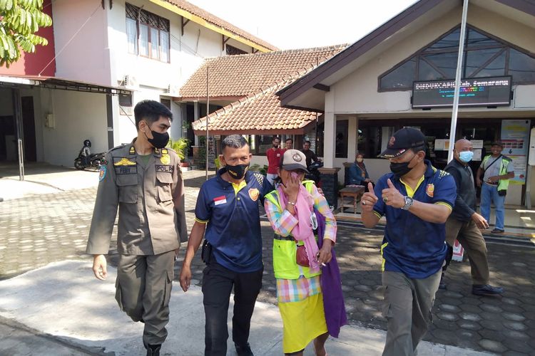 Seorang ODGJ diamankan Satpol PP Kabupaten Semarang karena histeris di depan kantor Disdukcapil Kabupaten Semarang