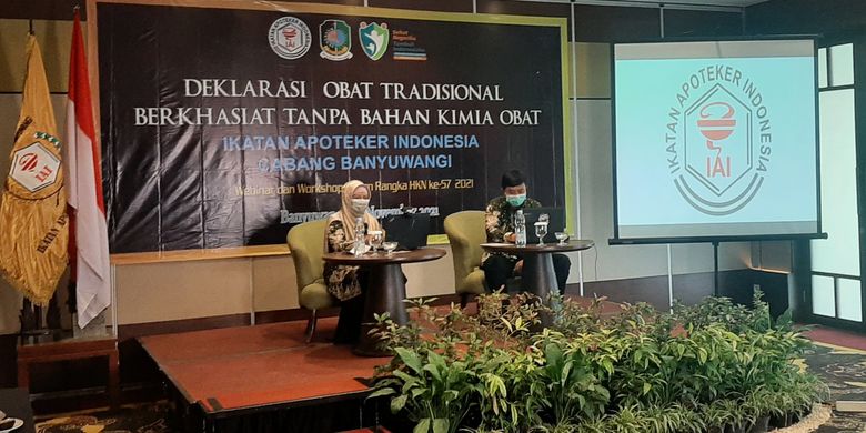 Kepala Instalasi Farmasi Rumah Sakit Umum Daerah (RSUD) Blambangan, Banyuwangi, Ari Kurnianingsih, memberikan materi dalam workshop Ikatan Apoteker Indonesia (IAI) Banyuwangi, Sabtu (27/11/2021). 