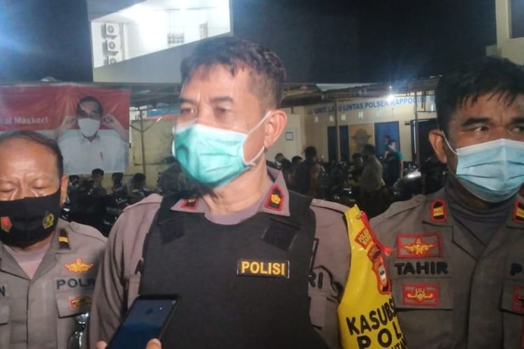 Kapolsek Rappocini Kompol Ashari saat diwawancara usai penyerangan di Mapolsek oleh massa aksi omnibus law undang-undang cipta kerja di Jalan Sultan Alauddin, Kecamatan Rappocini, Makassar, Kamis (8/10/2020).