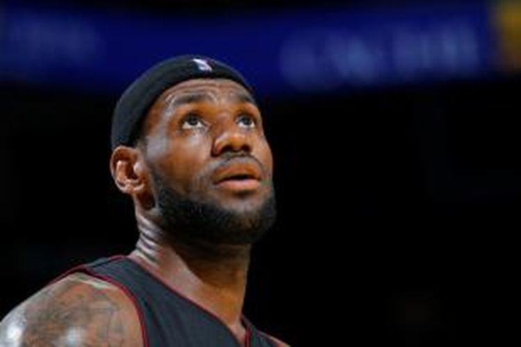 Pebasket Miami Heat, LeBron James berdiri di atas lapangan Oracle Arena, saat timnya bertemu Golden State Warriors, Rabu (12/2/2014).