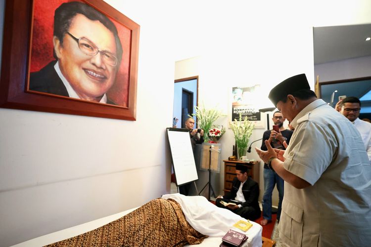 Menhan Prabowo Subianto melayat ke rumah duka Rizal Ramli di Jakarta Selatan pada Rabu (3/1/2024). 