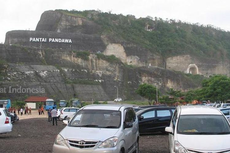 Pantai Pandawa di Desa Kutuh, Kecamatan Kuta Selatan, Kabupaten Badung, Bali. 