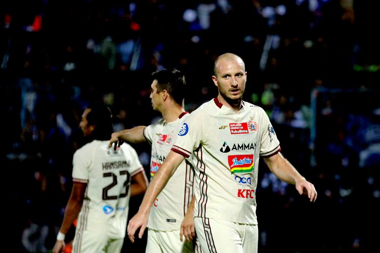 Pemain asing Persija Jakarta Michael Krmencik saat pertandingan pekan ke-7 Liga 1 2022-2023 melawan Arema FC yang berakhir dengan skor 0-1 di Stadion Kanjuruhan Kepanjen, Kabupaten Malang, Minggu (28/8/2022) malam.