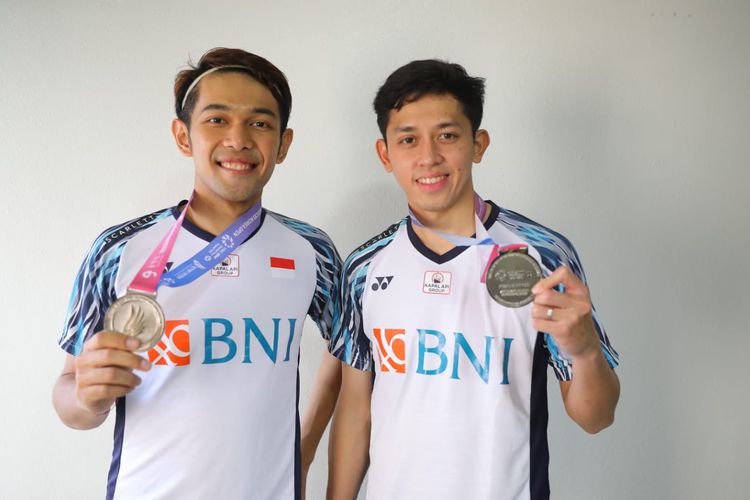 Pasangan ganda putra Indonesia berpose dengan medali usai menjadi runner-up Korea Open 2022. Mereka kalah 21-19, 15-21, 18-21, dari wakil tuan rumah Kang Min-hyuk/Seo Seung-jae pada laga final di Palma Indoor Stadium, Suncheon, Korea Selatan, Minggu (10/4/2022).