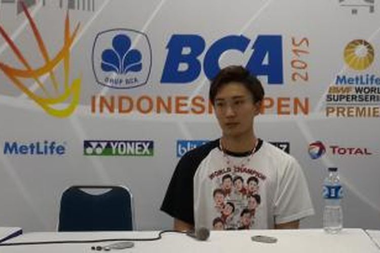 Pemain tunggal putra Jepang, Kento Momota, berbicara kepada media pada konferensi pers usai pertandingan melawan pemain Indonesia, Anthony Ginting, pada babak perempat final BCA Indonesia Open Superseries Premier 2015 di Istora Senayan, Jakarta, Jumat (5/6/2015).