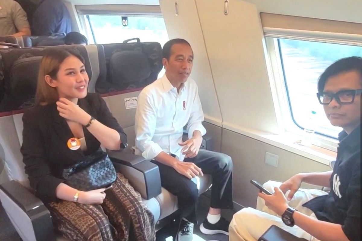 Presiden Joko Widodo saat naik kereta cepat Jakarta-Bandung bersama aktris Vanesha Preschila dan penyanyi Armand Maulana pada Rabu (13/9/2023).