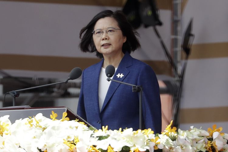 Presiden Taiwan Tsai Ing-wen saat berpidato dalam perayaan Hari Nasional di depan Gedung Kepresidenan, Taipei, Minggu (10/10/2021).