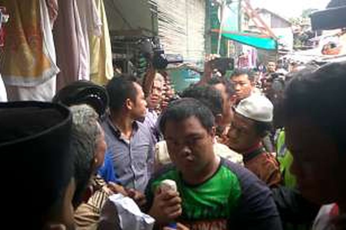 Massa pendemo memasuki permukiman warga RW 13 Pela Mampang, Jakarta Selatan, untuk menghadang kedatangan Djarot Saiful Hidayat, Selasa (15/11/2016).