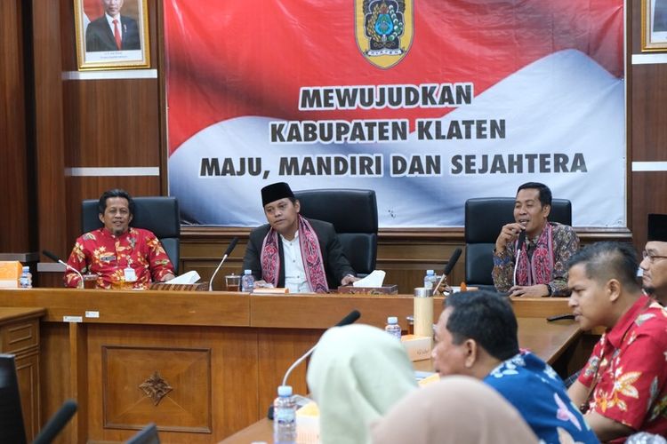 Visitasi monitoring dan evaluasi (monev) Keterbukaan Informasi Publik (KIP) 2023 oleh Komisi Informasi Provinsi Jawa Tengah di Ruang Rapat B2 Sekretariat Daerah Kabupaten Klaten, Selasa (24/10/2023)