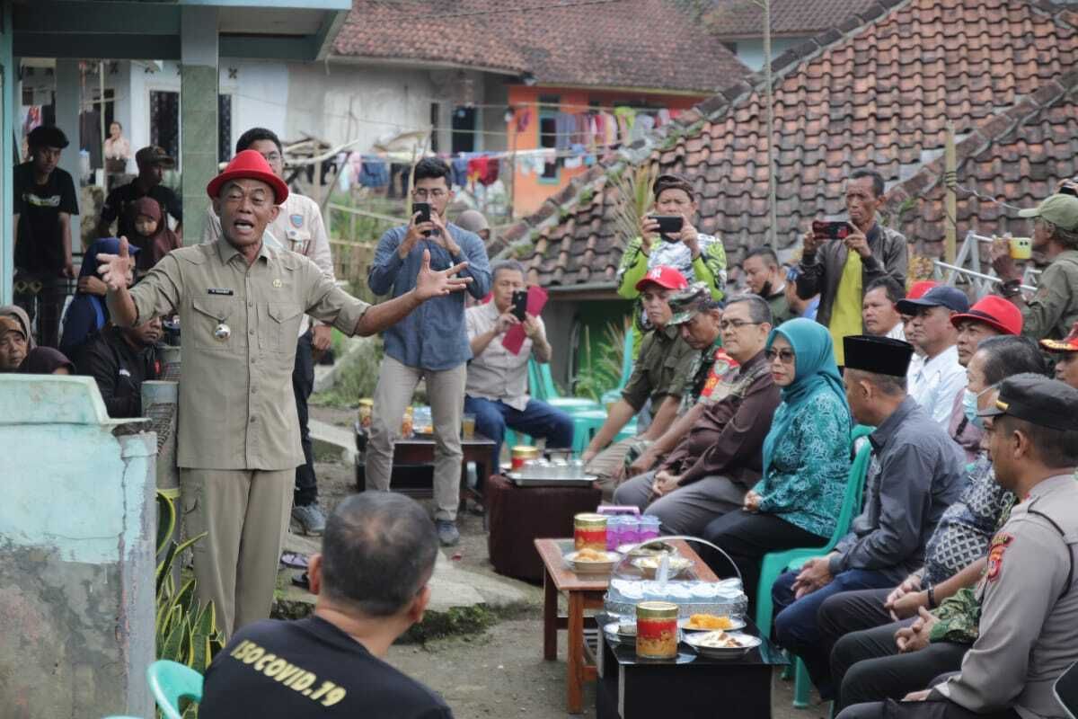 Bupati Subang, Ruhimat mengunjungi rumah keluarga Kurnaesih di Desa Buniara, Kecamatan Tanjungsiang, Kabupaten Subang, Jumat (10/3/2023). Kurnaesih merupakan ibu hamil yang meninggal dunia usai sempat ditolak RSUD Subang. 