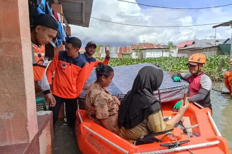 Dengan menggunakan perahu karet sejumlah petugas Badan Penanggulangan Bencama Daerah (BPBD) Kota Gorontalo mengevakuasi warga Dembe I Kecamatan Kota Barat yang terdampak luapan Danau Limboto dan Sungai Bolango.