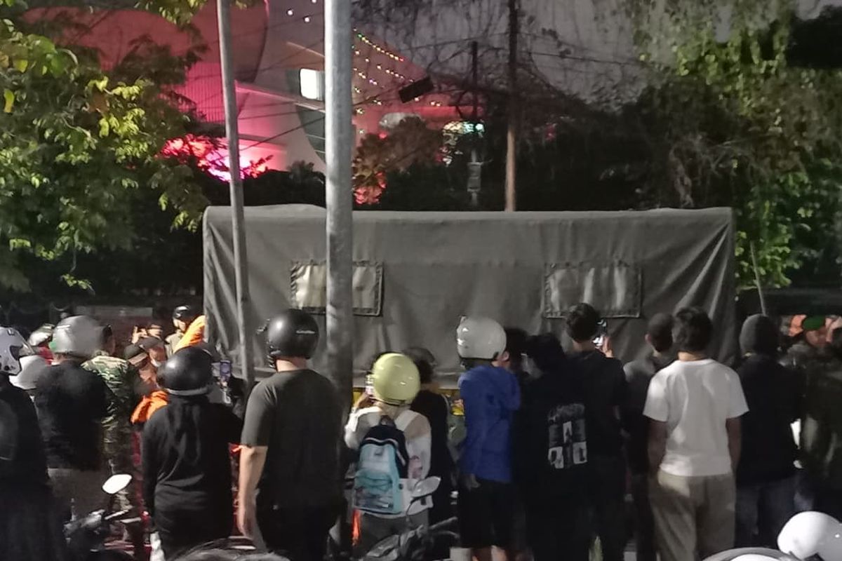 Kodim 0729 Bantul bantu evakuasi massa aksi yang pingsan diduga terkena gas air mata menggunakan truk tentara.