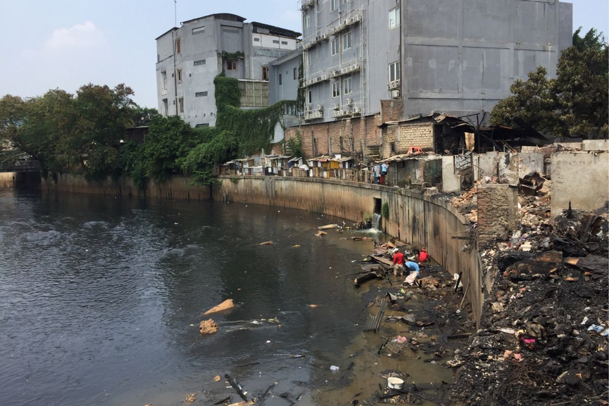 Suasana permukiman di RT 15 RW 06 Kelurahan Bendungan Hilir, Kecamatan Tanah Abang, Jakarta Pusat, yang sempat terbakar pada Sabtu (9/9/2017). Foto diambil pada Minggu (10/9/2017) siang.