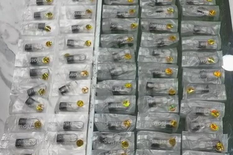 Polda Riau Gagalkan Transaksi Narkoba di Pekanbaru, Kurir Kedapatan Bawa 420 Cartridge Etomidate