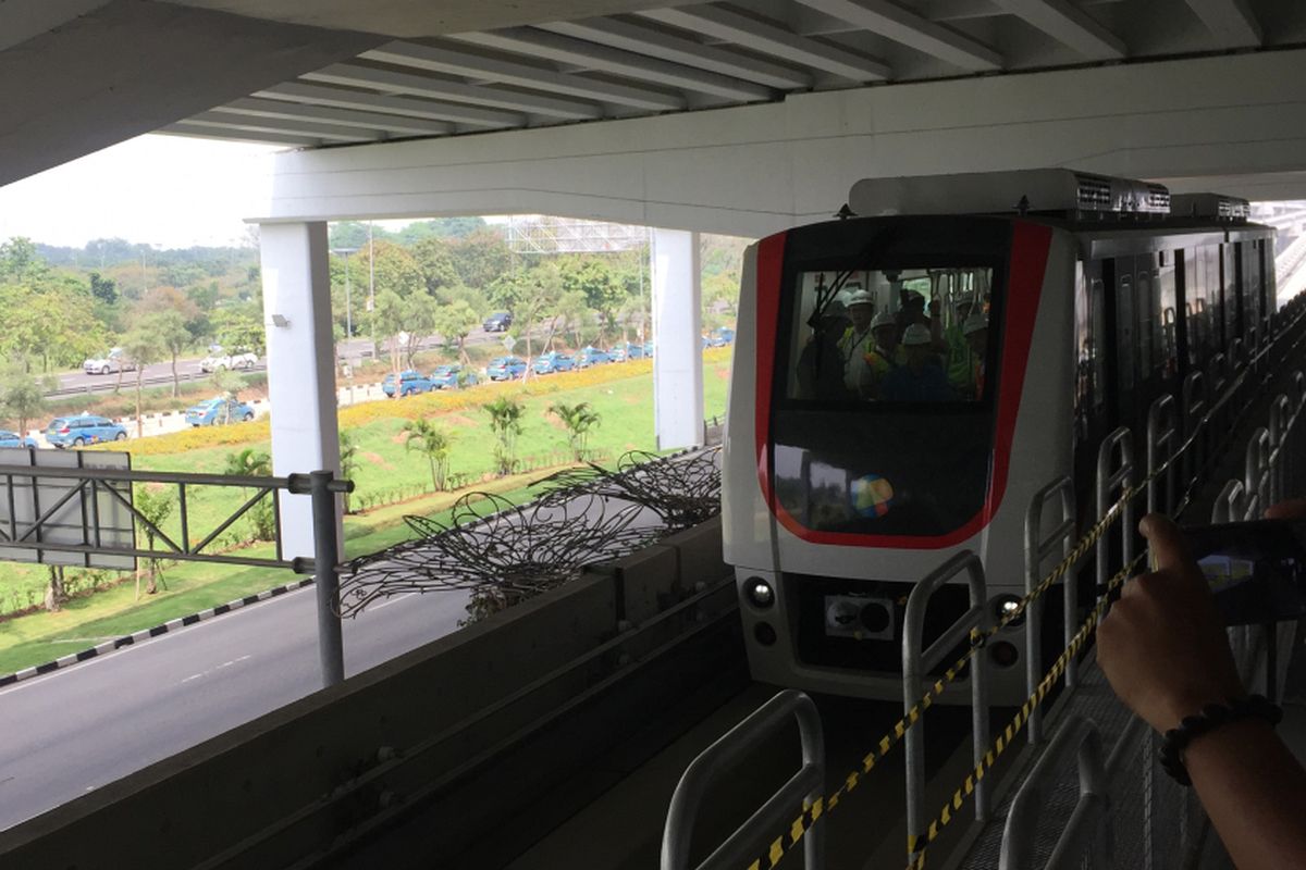 Kondisi satu trainset kereta tanpa awak atau skytrain yang diuji coba di Terminal 3 Bandara Soekarno-Hatta, Tangerang, Selasa (15/8/2017). Layanan skytrain direncanakan beroperasi penuh pada 17 September 2017 mendatang.