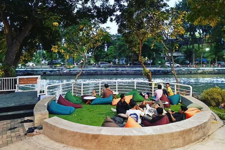 Suasana sore hari Halaman 78 salah satu cafe yang berada di antara Museum Pendidikan dan Taman Ekspresi dengan pemandangan sungai Kalimas Surabaya.