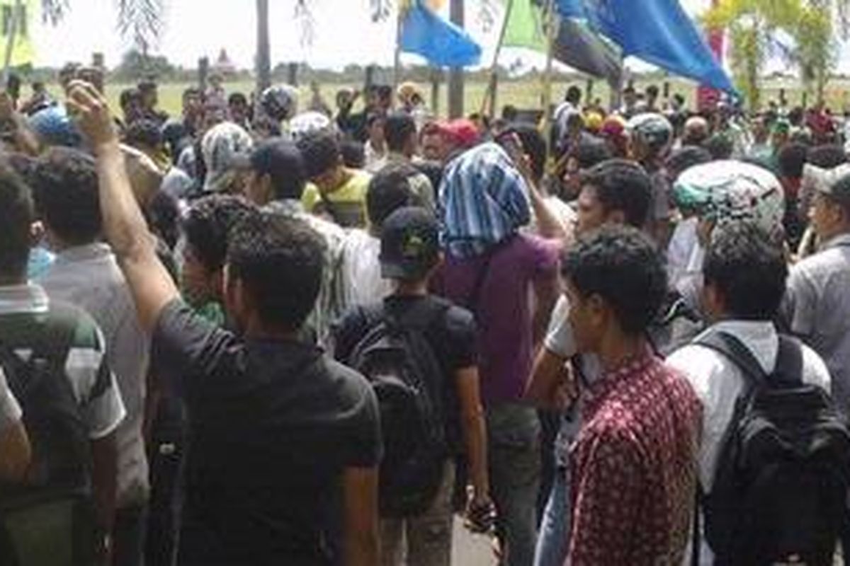 Mahasiswa di Ternate yang tergabung dalam Front Cipayung Bersatu masih tetap menggelar aksi penolakan rencana kenaikan harga bahan bakar minyak (BBM), Rabu (28/3/2012).