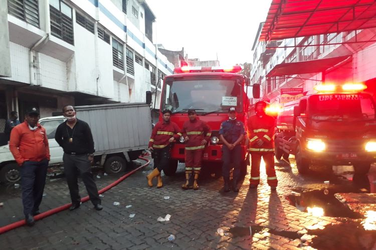 Petugas Damkar usai melakukan pemadaman kebakaran di salah satu ruko Jalan Gatot Subroto, Karawaci, Tangerang pada Jumat (1/1/2021) pagi.