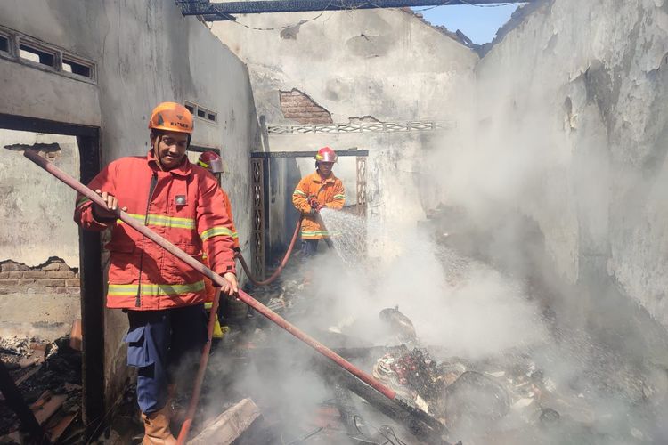 Petugas Pemadam Kebakaran saat berjibaku memadamkan api yang melalap rumah Slamet, warga RT 01, RW 04, Dusun Ganggang, Desa Pecuk, Kecamatan Patianrowo, Kabupaten Nganjuk, Jawa Timur, Sabtu (28/12/2024)