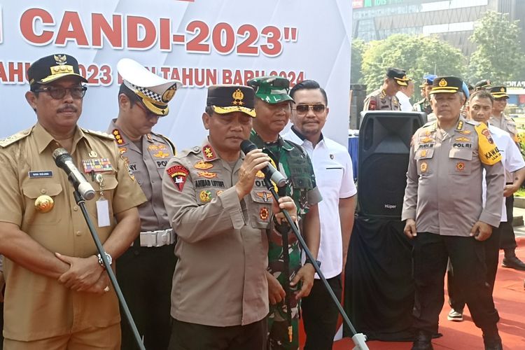 Operasi Lilin Candi 2023 untuk Natal dan Tahun Baru (Nataru) 2023-2024 di Simpang Lima Semarang, Jawa Tengah.