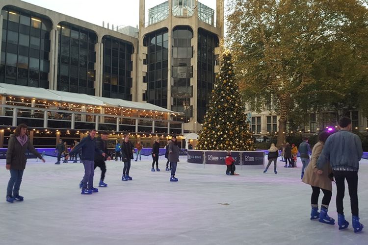 Gelanggang ice skating yang ada di halaman National History Museum di Cromwell Road, London, Senin (6/11/2017). Ice rink ini sengaja dibuat menyambut perayaan Natal lebih awal.


Sejumlah orang sudah asyik bermain ice skating. Sejumlah orang, hmmm, sebenarnya menurut saya lebih tepat sejumlah pasangan sih. Karena mereka yang bermain kebanyakan pria dan wanita yang bergandengan tangan. Dingin-dingin begini memang paling bener bergandengan tangan supaya hangat.

Usai foto-foto di ice rink, kami melangkah masuk ke Natural History Museum. Baru masuk saja saya sudah kembali terperangah. Wow, keren sekali.