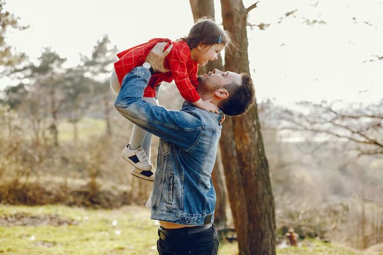 Hari ayah sedunia menjadi pengingat pentingnya peran emosional ayah dalam membentuk karakter dan kesehatan mental anak laki-laki dan anak perempuan.