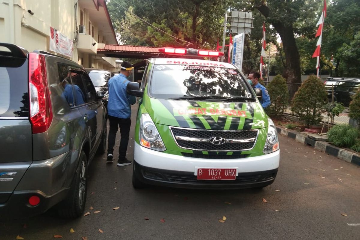 Mobil ambulans mengevakuasi laki-laki berinisial KS (70) yang meninggal dunia di halaman parkir Gereja Baptis Indonesia Kebayoran, Jl. Tirtayasa Raya, No.1, Melawai, Keb Baru Jakarta pada Minggu (30/8/2020) sekitar pukul 14.50 WIB.