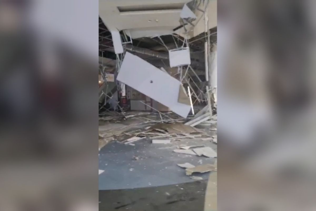 Potongan gambar kondisi plafon ambruk dan diabadikan sejumlah karyawan di lantai satu Trans Studio Mal Makassar, Jalan Metro Tanjung Bunga, Kecamatan Tamalate, Kota Makassar, Sulsel, pada Rabu (27/9/2023).