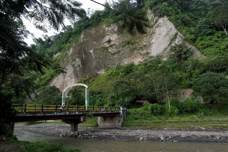 Panorama Ngarai Sianok di Kabupaten Agam, Sumatera Barat, Minggu (19/2/2012). Ngarai Sianok yang dalam jurangnya sekitar 100 m ini, membentang sepanjang 15 km dengan lebar sekitar 200 m, dan merupakan bagian dari jalur sesar Sumatera.