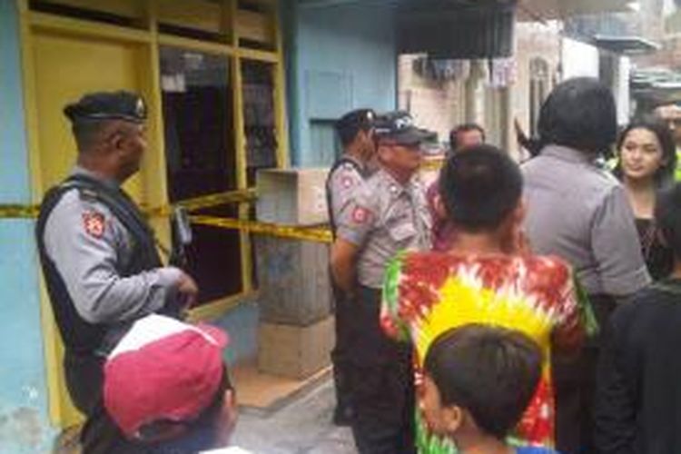 Rumah terduga teroris Surabaya masih dijaga.