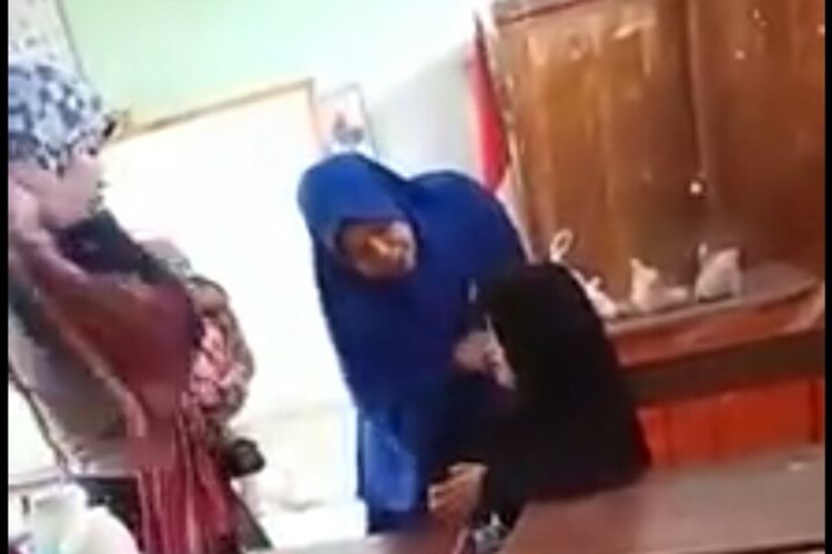 Seorang ibu-ibu di Kota Makassar menampar seorang mudir SD Siapala, Paccerakkang di dalam kelasnya, Sabtu (28/12/2019).