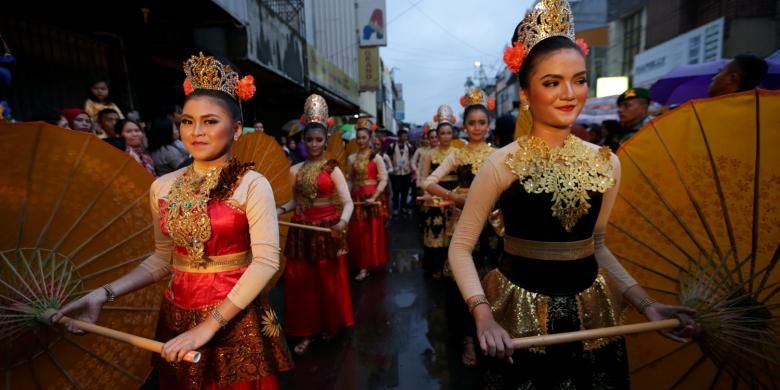 Peserta Cap Go Meh (CGM) Bogor Street Festival 2017 melintas di Jalan Suryakencana, Bogor, Jawa Barat, Sabtu (11/2/2017). Festival budaya untuk memperingati perayaan Cap Go Meh, hari ke-15 setelah perayaan Imlek.