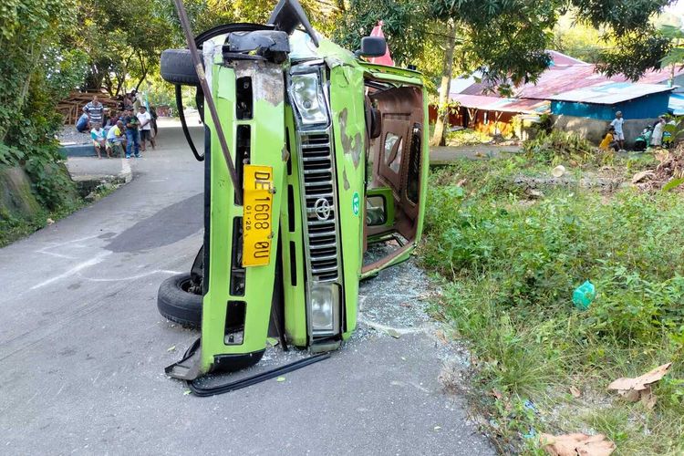 Mobil angkutan kota yang mengangkut rombongan mahasiswa Universitas Kristen Indonesia Maluku (UKIM) untuk bertamasya terguling di turunan jalan Desa Hukurila, Kecamatan Leitimur Selatan, Ambon, Minggu sore (21/5/2023). Akibat kejadian itu seorang mahasswa tewas dan seluruh penumpang terluka