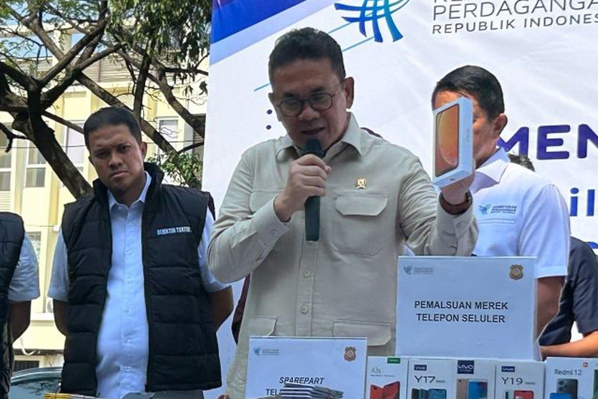 Menteri Perdagangan (Mendag) Budi Santoso saat melakukan ekspos produk telepon seluler ilegal di Cengkareng, Jakarta, Barat, Rabu (23/7/2025).