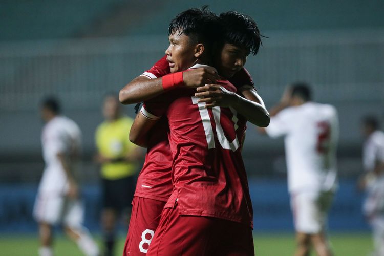 Pemain timnas U17 Indonesia Muhammad Nabil Asyura dan Arkhan Kaka berselebrasi usai membobol gawang timnas U17 Uni Emirat Arab pada laga Kualifikasi Piala Asia U17 2023 di Stadion Pakansari, Kabupaten Bogor, Rabu (5/10/2022). Indonesia menang dengan skor 3-2.