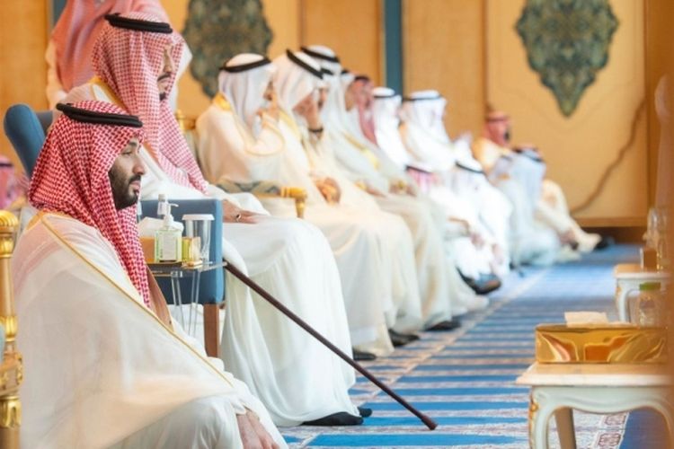 Penjaga Dua Masjid Suci Raja Salman dan Putra Mahkota Mohammed bin Salman melakukan shalat Idul Fitri 2022 di Masjidil Haram Mekah pada hari Senin (2/5/2022).