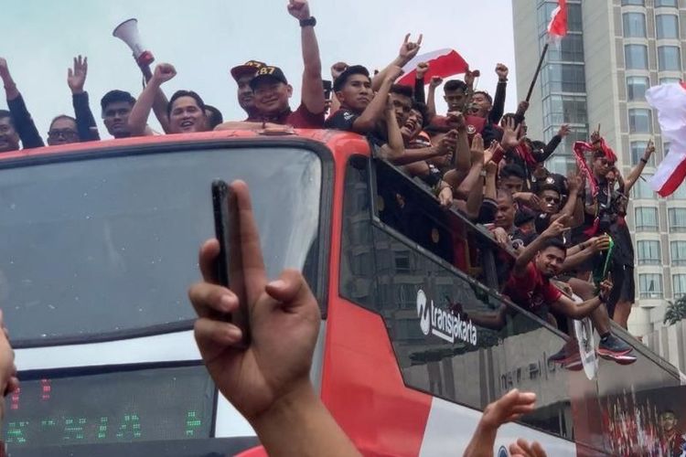Ketua PSSI Erick Thohir ikut rombongan arak-arakan Timnas sepakbola U-22, Jumat (19/5/2023).