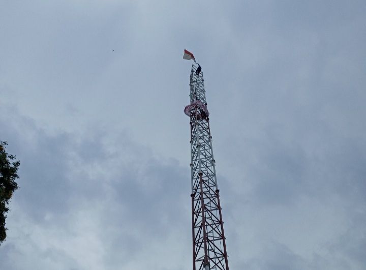 Pernah Kritik Pemerintah dengan Naik Papan Reklame, Kini Agustinus Panjat Tower Setinggi 43 Meter di Sikka