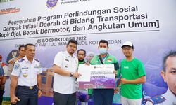 Walkot Bobby Salurkan Bantuan Senilai Rp 600.000 kepada Penarik Ojol dan Bentor