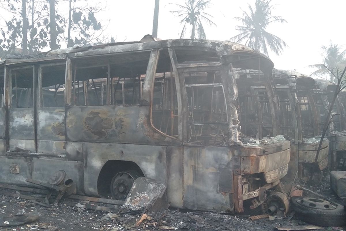 Puluhan bus terbakar di terminal Pondok Cabe, Tanggerang Selatan, Jumat (27/9/2019)