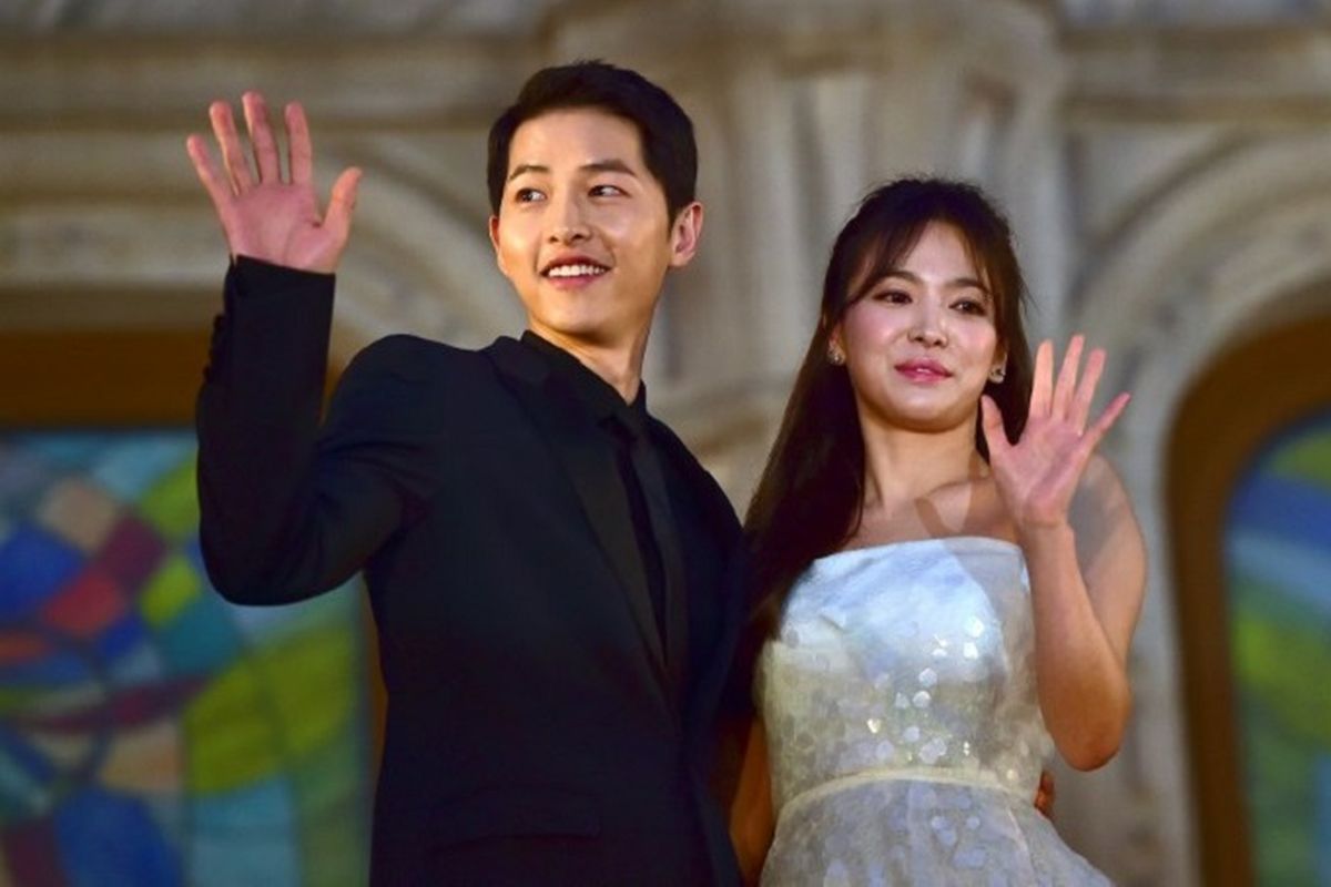 Pasangan artis peran dari Korea Selatan Song Joong Ki (kiri) dan Song Hye Kyo berpose di karpet merah acara tahunan BaekSang Art Awards ke-52 di Seoul, pada 3 Juni 2016.