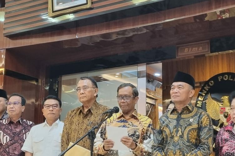 Menteri Koordinator Politik Hukum dan Keamanan (Menko Polhukam) Mahfud Md bersama Tim PPHAM di Kemenko Polhukam, Jakarta, Kamis (29/12/2022). 