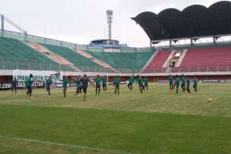 Sebanyak 18 pemain timnas senior mengikuti latihan perdana di Stadion Maguwoharjo, Sleman, Kamis (20/10/2016). 