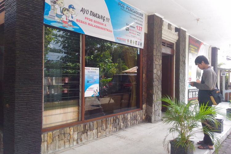 Kondisi kaca bagian depan kantor Ombudsman Republik Indonesia (ORI) Perwakilan DI Yogyakarta, Senin (10/7/2017). Poster terpasang menutupi lubang kaca yang pecah akibat dilempar batu orang tak dikenal..