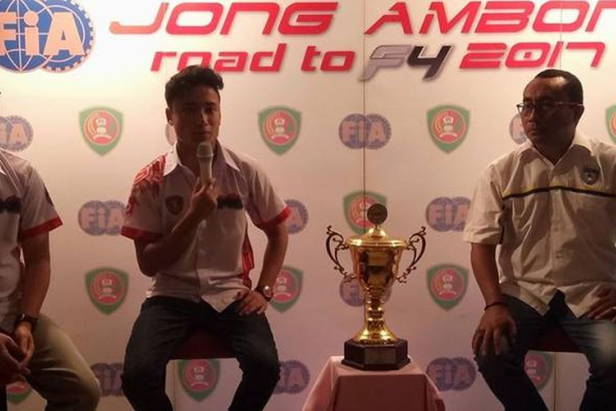 pebalap muda indonesia David Sitanala memaparkan kesiapannya untuk mengikuti ajang Formula 4 di China kepada waratwan di AMbon,Jumat (27/1/2017)