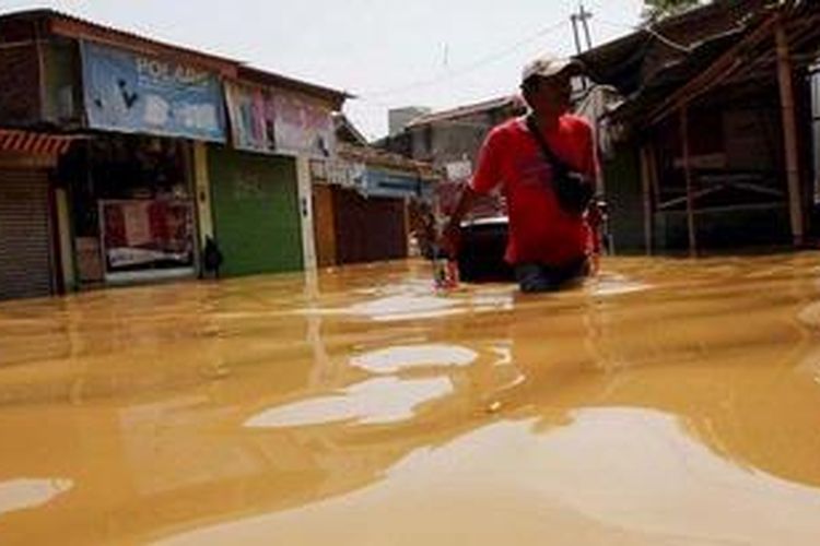 Ilustrasi: Warga melintasi banjir yang merendam sekitar Pasar Dayeuhkolot, Kabupaten Bandung, Jawa Barat, akibat luapan Sungai Citarum, Kamis (14/2/2013). Distribusi bantuan terhadap korban banjir di Bandung Selatan tidak merata sehingga hingga kini sebagian wilayah memperoleh bantuan berlebih. Kebutuhan perahu serta air bersih masih menjadi kebutuhan yang belum terpenuhi secara merata bagi para penduduk yang terkena banjir.

