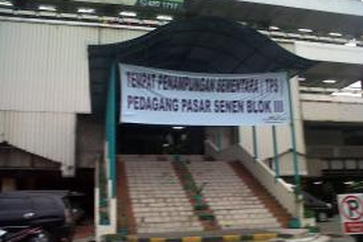 Kondisi kios Pasar Senen Blok V, Jakarta Pusat yang dijadikan tempat penampungan sementara (TPS) pedagang Blok III, Jumat (16/5/2014)