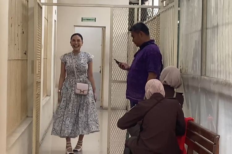Nikita Mirzani Tiba di PN Jaksel, Langsung Cek Outfit di Ruang Tunggu Tahanan 