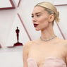 Lipstik Bold Kembali Jadi Tren dalam Penghargaan Oscar 2021